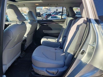 2023 Toyota Highlander Hybrid Platinum