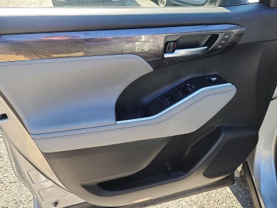 2023 Toyota Highlander Hybrid Platinum