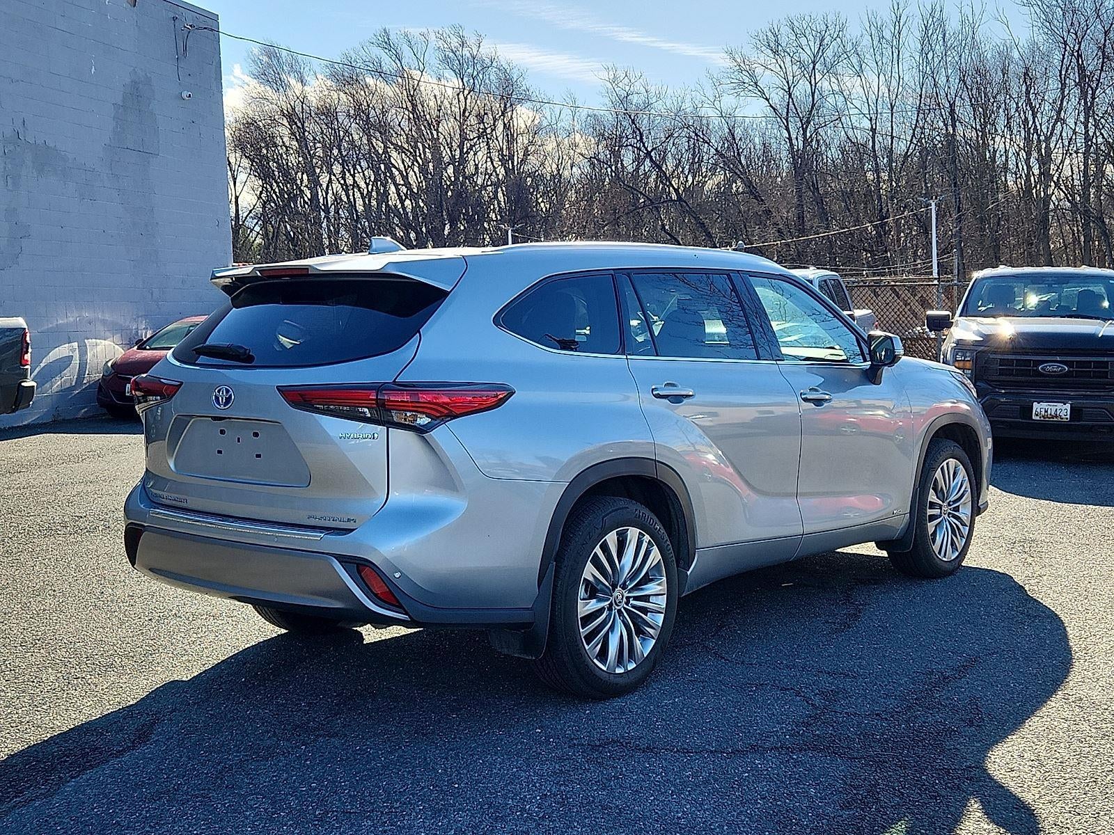2023 Toyota Highlander Hybrid Platinum