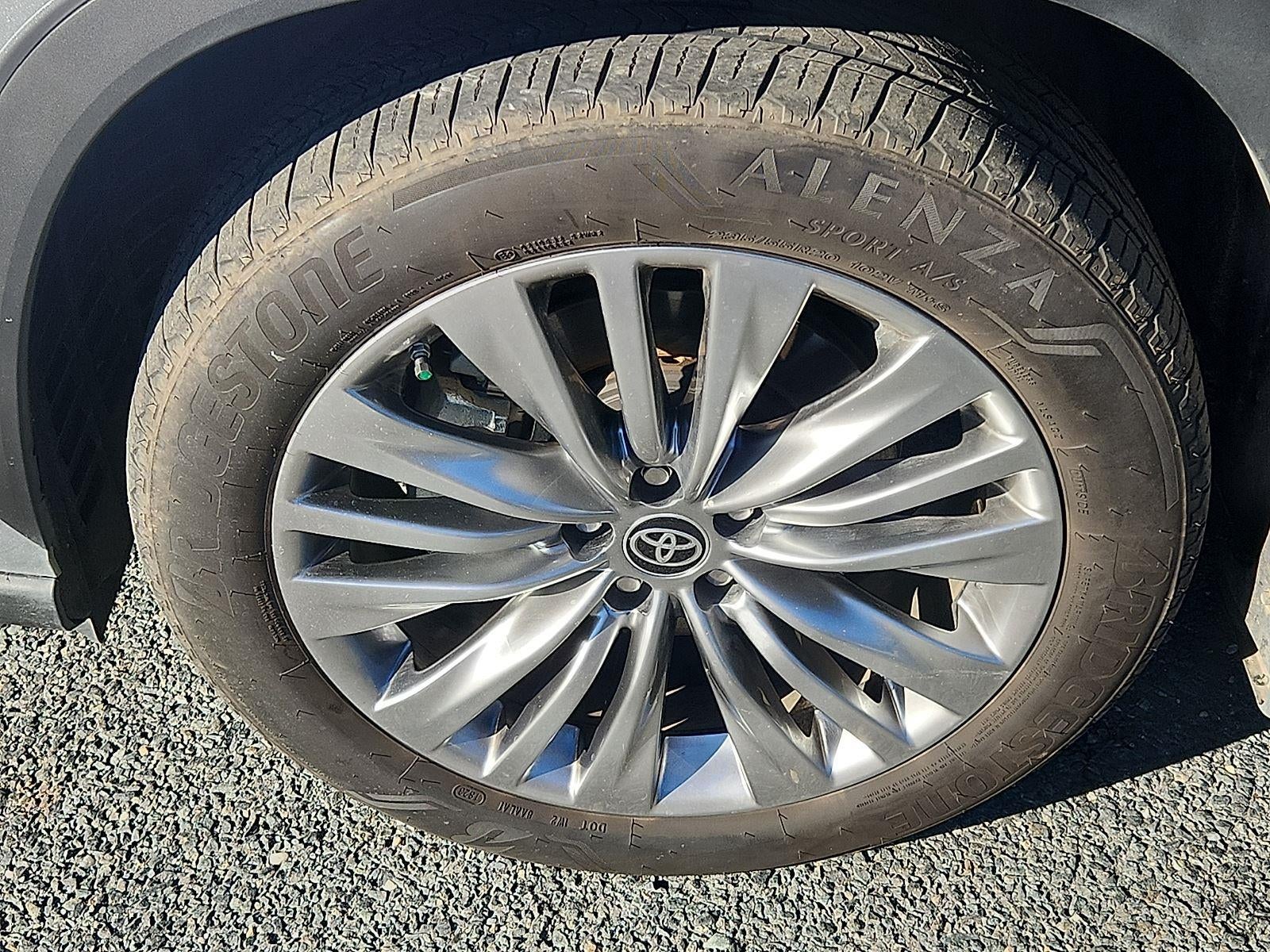 2023 Toyota Highlander Hybrid Platinum