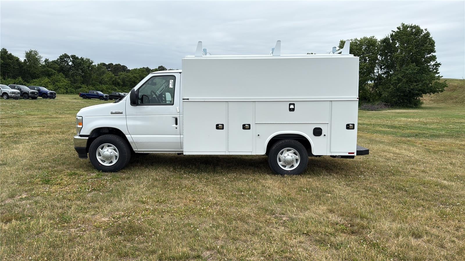 2026 Ford E-Series Cutaway 10' KNAPHEIDE KUV BODY BACK UP CAMERA CLASS V RECEIVER HITCH 3 BOW LADDER RACK